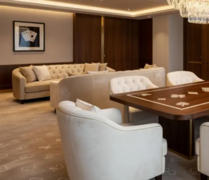 Interior contemporáneo con madera natural, luz cálida y mesas elegantes para cenas y póker